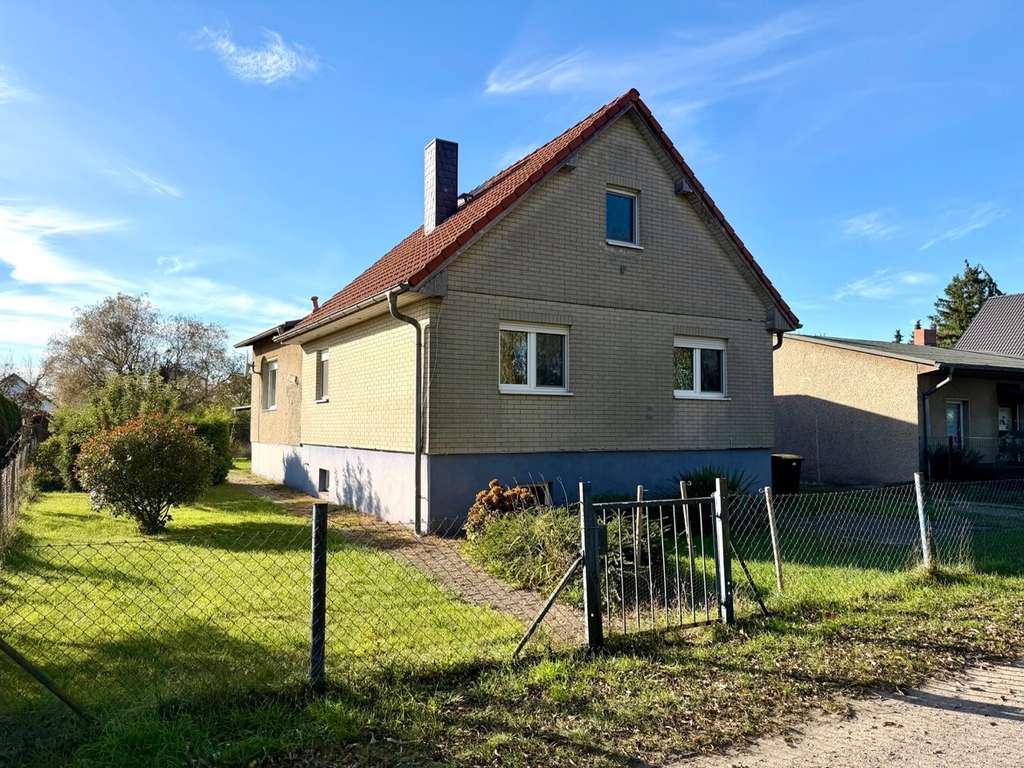 Immobilie in Velten - sanierungsbedürftiges Einfamilienhaus mit Grundstück und Nebengelass - Bild 0