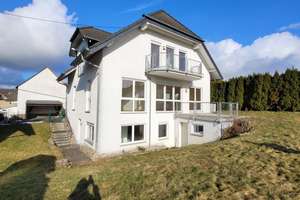 Großzügiges Einfamilienhaus mit Einliegerwohnung in Schloßborn – Wohnen mit Fernblick im Taunus – Die vollständige Adresse der Immobilie erhältst du vom Anbieter., 61479 Glashütten – Vorschaubild 1
