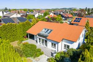 Familienidyll mit großzügigem Garten:
Gepflegtes, lichterfülltes Zweifamilienhaus in ruhiger Lage