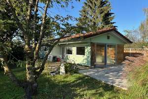 Charmantes 2,5-Zimmer-Einfamilien-Holzhaus in idyllischer Waldsiedlung mit großzügigem Garten  – In der Lohe 2, 85416 Langenbach – Vorschaubild 1