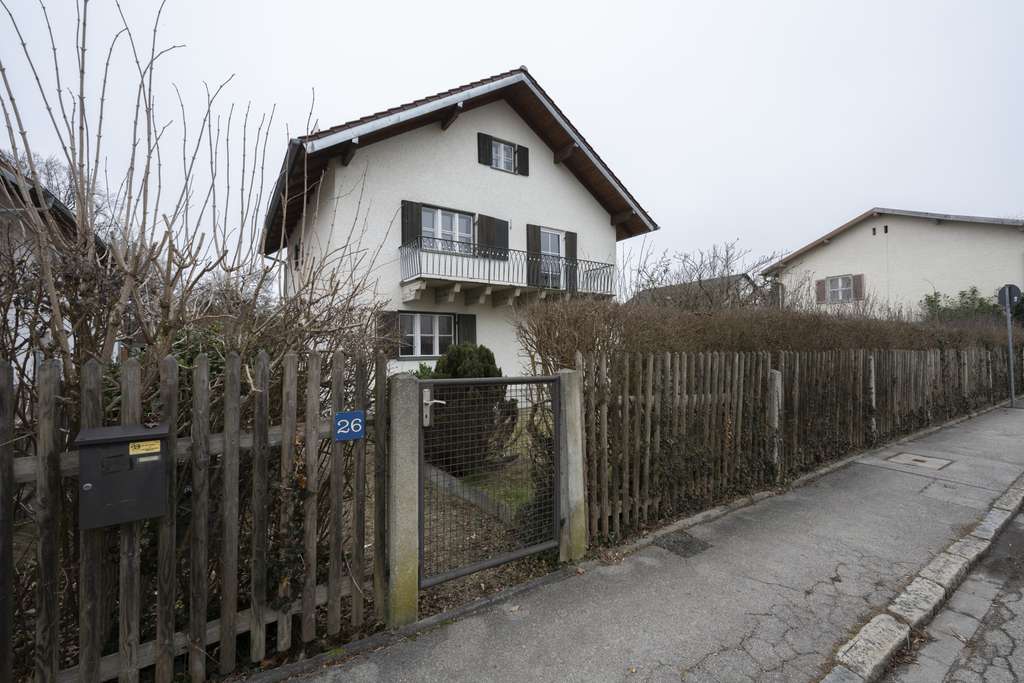 Baugrundstück für MFH, Pflegeheim etc.,  mit Altbestand in zentraler Lage Krailling