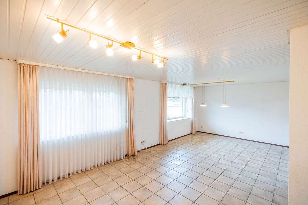 Immobilie in Ginsheim-Gustavsburg - Einfamilienhaus, Generationenhaus (3 Stockwerke flexibel nutzbar) auf schönem Grundstück - Bild 3