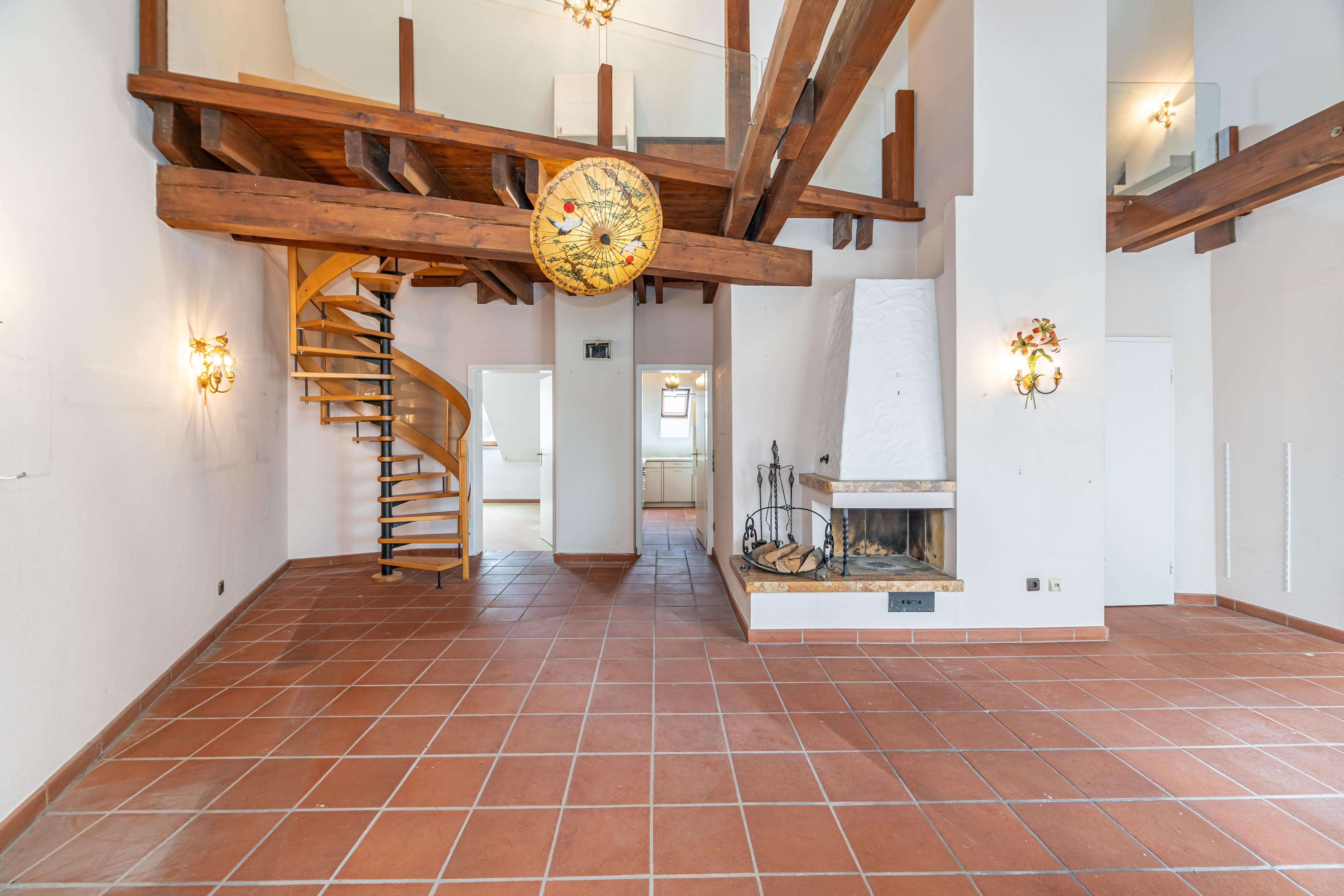 Einzigartige Dachgeschosswohnung mit Galerie und großem Gestaltungspotenzial in Thalkirchen-Obersen, München – Bild 1