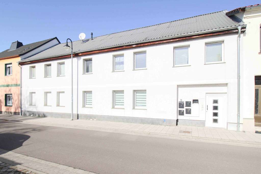 Immobilie in Staßfurt - Solide Anlage: Vollvermietetes MFH mit 5 Einheiten und Top-Potenzial - Bild 2