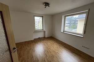 Helle 2,5 Zimmer-Wohnung in Augsburg-Pfersee, renoviert mit Einbauküche / großem Speicherraum