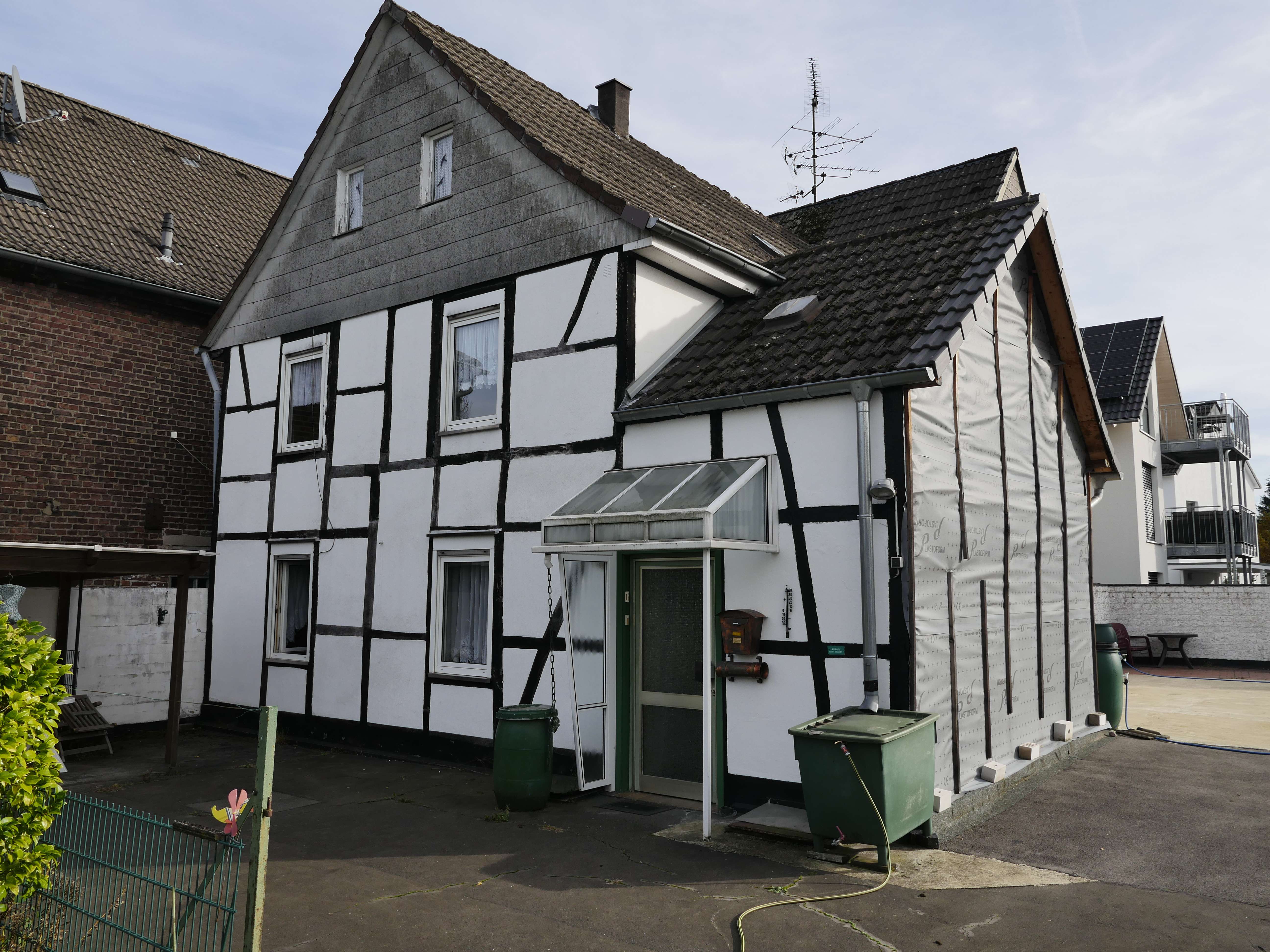 Fachwerkhaus, renovierungsbedürftig, mit 2 Wohneinheiten in Leverkusen-Bergisch Neukirchen, Leverkusen – Bild 1