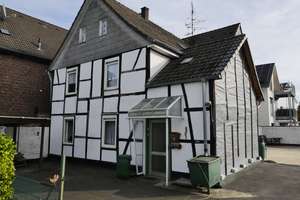 Fachwerkhaus, renovierungsbedürftig, mit 2 Wohneinheiten in Leverkusen-Bergisch Neukirchen