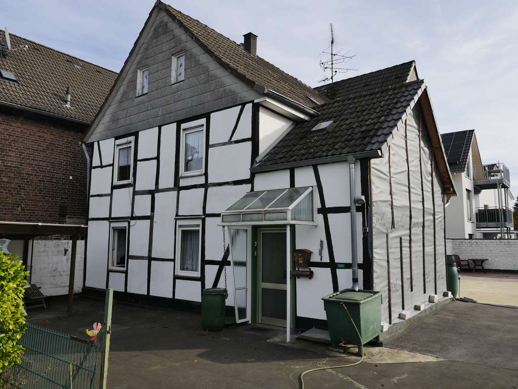 Fachwerkhaus, renovierungsbedürftig, mit 2 Wohneinheiten in Leverkusen-Bergisch Neukirchen