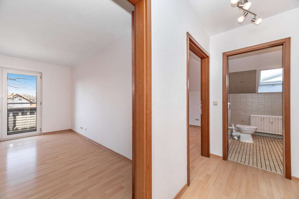 Immobilie in Ismaning - Charmante 2-Zimmer-Dachgeschosswohnung mit Westbalkon in Ismaning – ruhig gelegen - Bild 2