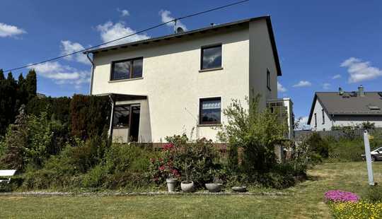 Bild von Freistehendes Einfamilienhaus mit großem Garten und Blick ins Grüne