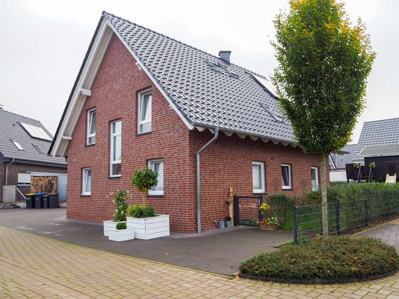 Hier findet auch die große Familie ausreichend Platz! Attraktives Einfamilienhaus in Neubausiedlung