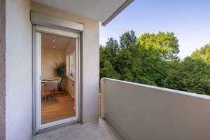 Frisch sanierte 3-ZKB mit tollem Grundriss, schönem Balkon und sanierter Tiefgarage - Provisionsfrei – Karlsbader Straße 41, 86169 Hammerschmiede, Augsburg – Vorschaubild 3