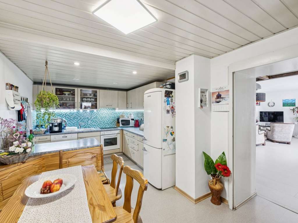 Immobilie in Schöneck - Zweifamilienhaus mit Einliegerwohnung, Garten und Ausbaupotenzial in ruhiger Lage in Schöneck - Bild 3