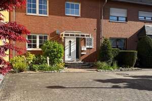 Familientraum K-Pesch: 5 Zi., EBK, Tageslichtbad, Gastherme von 2015, PV-Anlage auf dem Dach, Garage