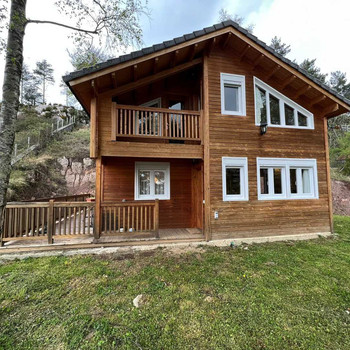 REF. 28 HOLZHAUS AUF 4 SEITEN UND MIT GRUNDSTÜCK VON 900m2