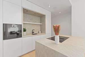 Luxuriöse 3-Zimmer-Wohnung mit Loggia im FOUR – 60315 Innenstadt, Frankfurt am Main – Vorschaubild 8