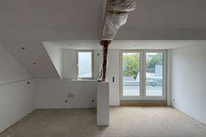 Erstbezug nach Sanierung! Helle Dachgeschosswohnung mit großer Dachterrasse 