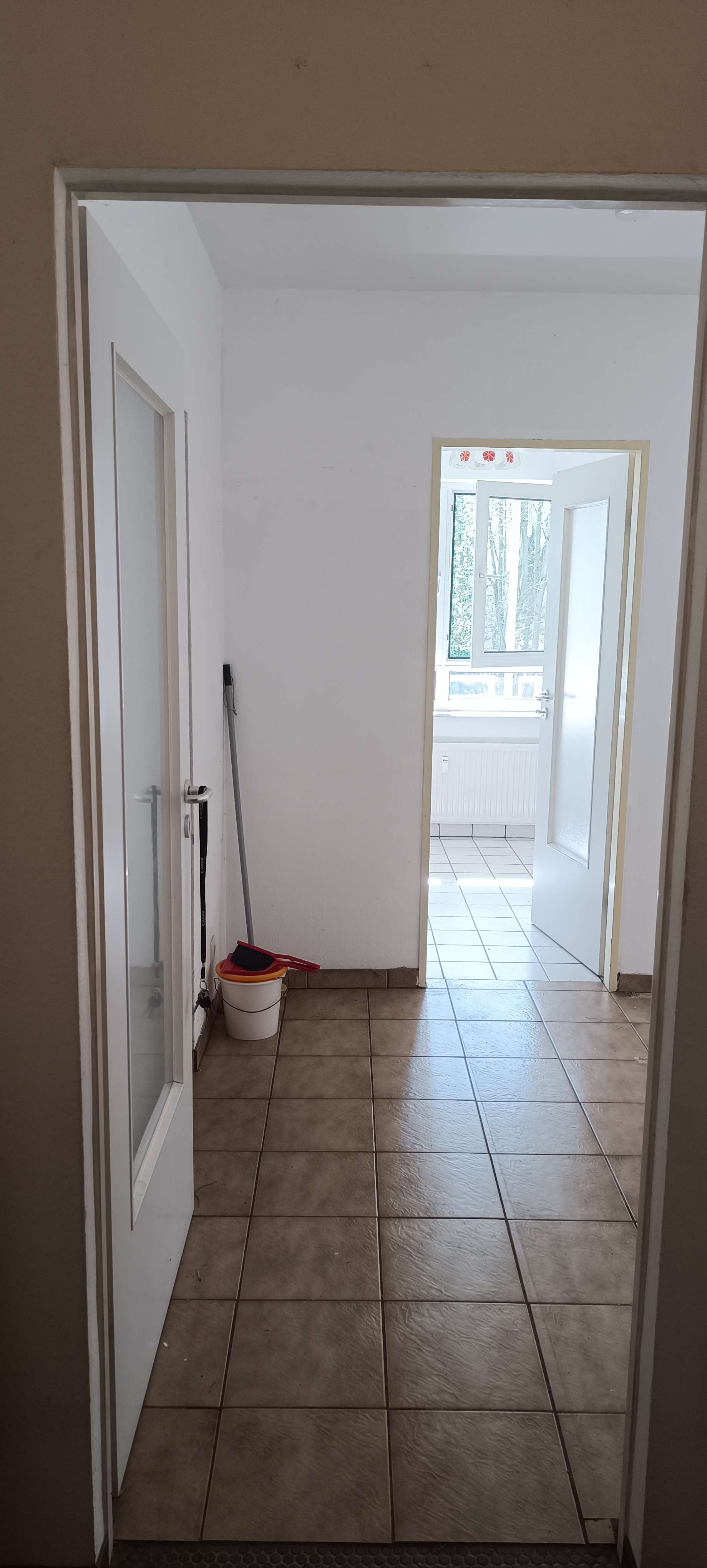 Von Privat Renovierungsbedürftige 2,5 Zimmer Wohnung mit Balkon im 1. OG in Frankfurt-Bonames, Frankfurt am Main – Bild 1