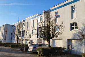 Neuer Preis ! RMH mit Garage, 2 Balkonen, Garten und Terrasse