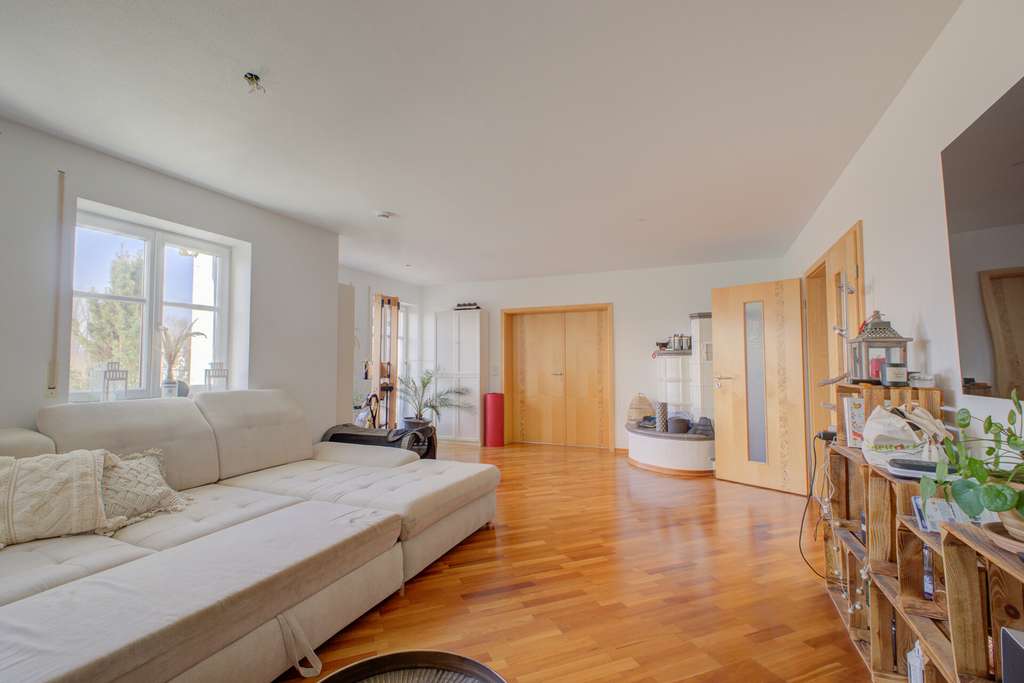 Immobilie in Schwabhausen - Exklusives Traumhaus mit Pool und zahlreichen Highlights in Schwabhausen! - Bild 2