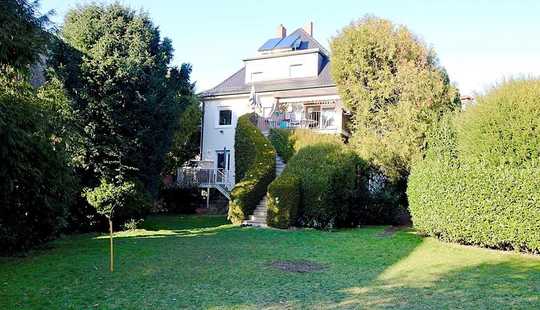 Bild von Gemütliches Einfamilienhaus im Villenstil mit großem Garten