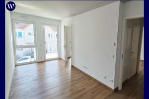 Genießen Sie das Wohnen mit Balkon! Helle 2 Zimmer, Einbauküche + Aufzug + TG-Platz