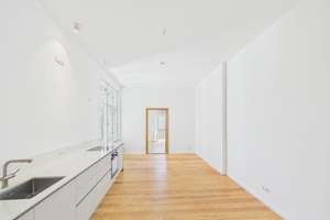 Sanierter Altbau mit Charakter: Dielboden, Balkon & Wohnküche in Steglitz