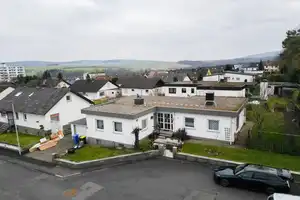 Großzügiges Bungalow mit schönem Garten in guter Lage Idsteins zu verkaufen – Rheingau-Taunus-Kreis – Vorschaubild 1
