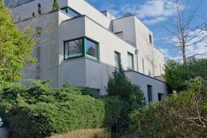 Villenviertel, 2,5 Zi. Wohnung im EG, mit Terrasse, Garten und  zwei TG-Stellplätzen