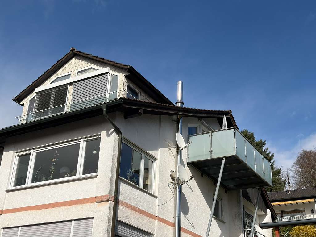 Immobilie in Neckargemünd - Attraktive 3,5-Zimmer-Dachgeschosswohnung mit Balkon und Gartenanteil - Bild 2