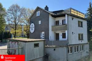 Renovierungsbedürftiges Haus in Innenstadtlage mit Garage, Stellplatz und 2 großen Terrassen