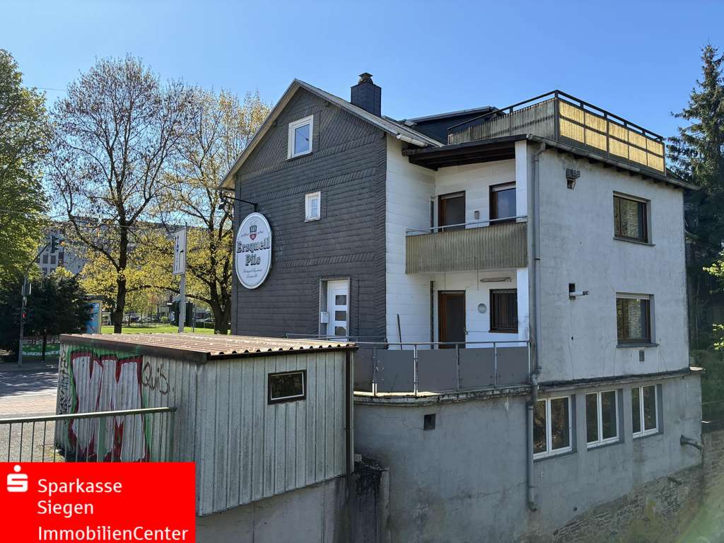 Immobilie in Siegen - Renovierungsbedürftiges Haus in Innenstadtlage mit Garage, Stellplatz und 2 großen Terrassen - Bild 0