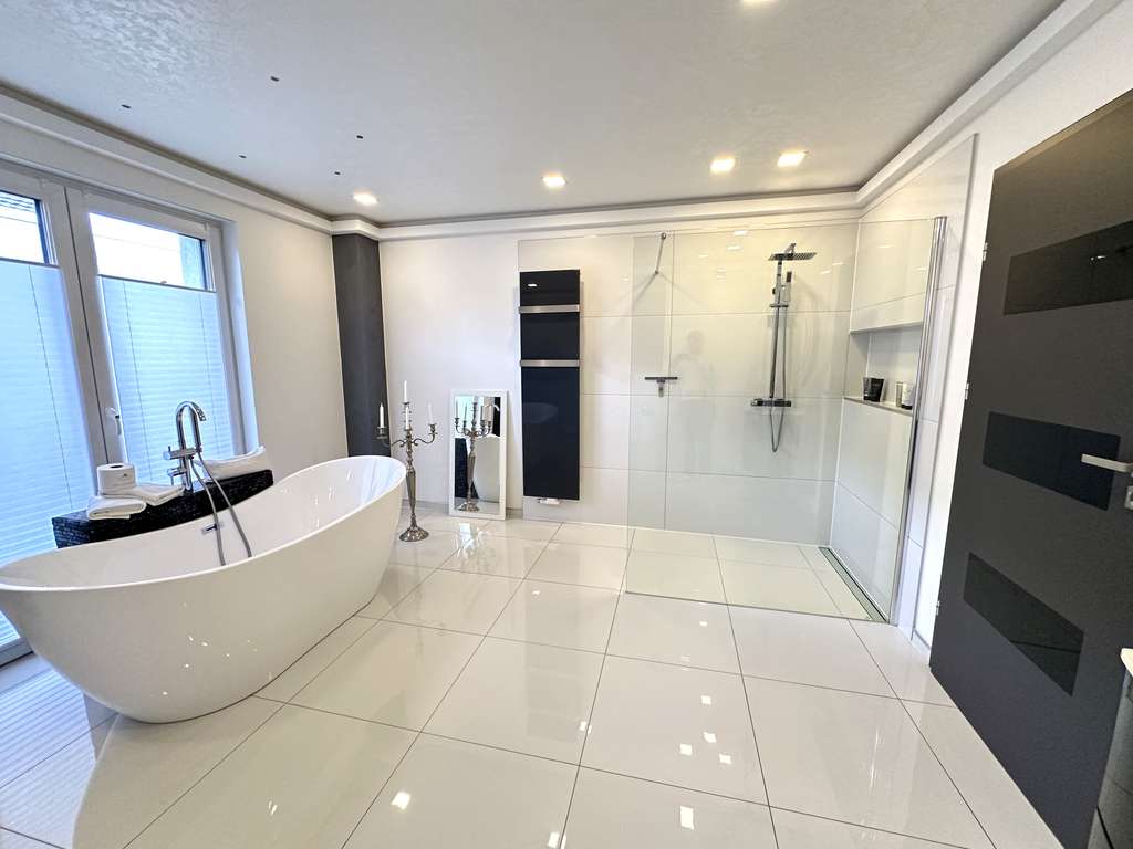 Immobilie in Rühen - Traumhaftes Einfamilienhaus mit Pool, Doppelgarage, Fußbodenheizung & luxuriöser Ausstattung nahe Wo - Bild 1