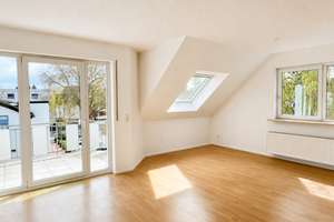 Helle Dachgeschosswohnung mit Südbalkon und Blick ins Grüne