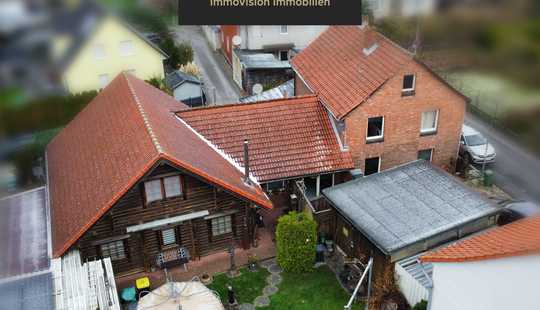 Bild von Charmantes Investment-Duo: Massives Zweifamilienhaus & Holzbohlenhaus EEK A+
