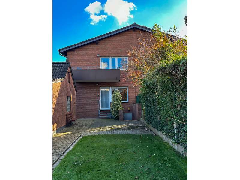 Vielseitiges Zweifamilienhaus mit großem Gartengrundstück