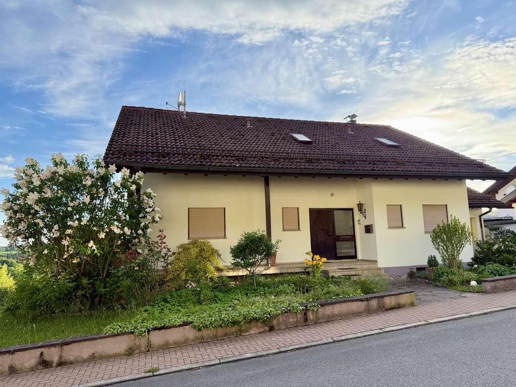 Immobilie in Limbach - Viel Platz für Ihre Ideen: Gepflegtes Einfamilienhaus in Limbach - Bild 1