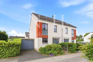 Moderne Doppelhaushälfte mit Garten, Garage und KfW-70-Standard