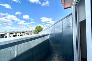 Moderne Dachgeschosswohnung mit Einbauküche im Erstbezug! – Gounodstraße 23, 10388 Berlin – Vorschaubild 4