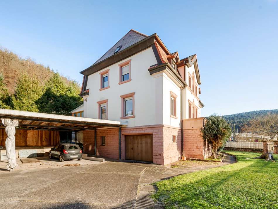 Garage und Stellplätze