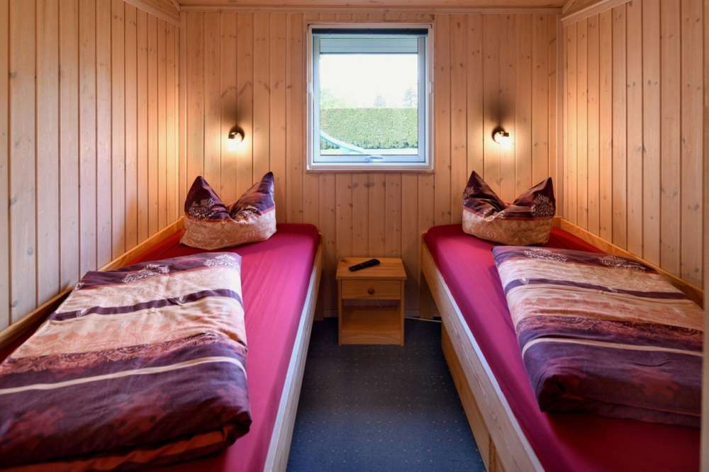 Immobilie in Lindow (Mark) - Bungalow-Ferienhaus mit angelegtem Gartengrundstück, Pool beheizbar, finnische Grill-Kota, Sauna, Ka - Bild 12