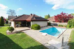 Familienfreundliches Zuhause mit großem Garten, Pool und Potenzial in ruhiger Lage von Gröbenzell! – Die vollständige Adresse der Immobilie erhältst du vom Anbieter., 82194 Gröbenzell – Vorschaubild 1