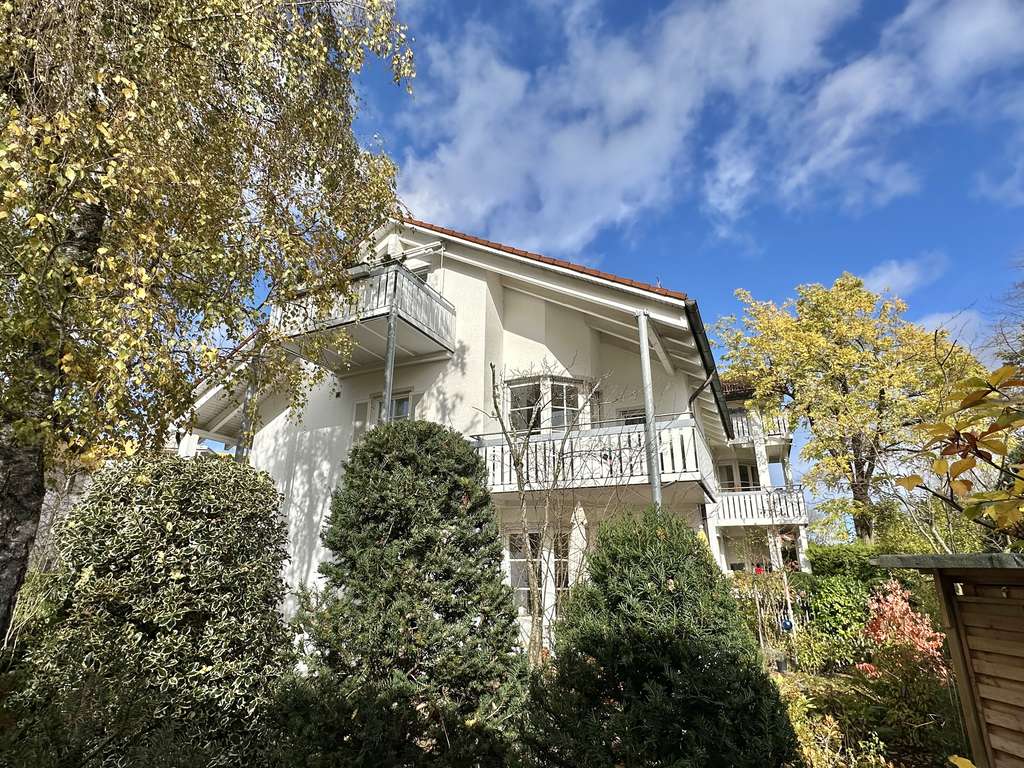 Immobilie in Grünwald - Stilvolle 3-Zimmerwohnung in Grünwald mit großem Südbalkon - Bild 0