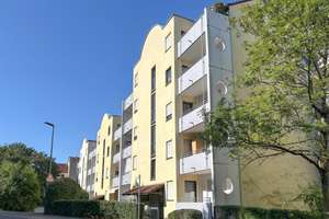 Gut geschnittene Eigentumswohnung mit zwei Loggien und Tiefgaragenstellplatz