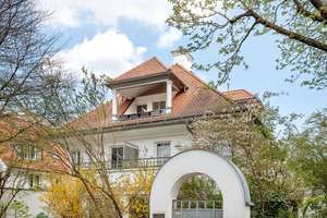 Im Dachgeschoss: Charmante 2-Zimmer-Wohnung mit Dachterrasse in ruhiger Lage
