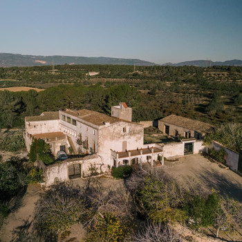 Wir präsentieren Ihnen ein majestätisches katalanisches Landhaus – eine einmalige Gelegenheit. Mit 8