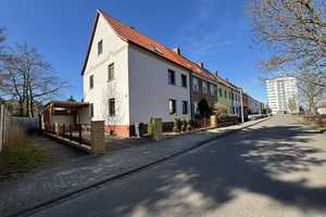 Alle unter einem Dach! Einzugsfertiges Reihenendhaus inklusive Garage und Garten in Sandersdorf – Feldstraße 1, 6792 Anhalt-Bitterfeld (Kreis) – Vorschaubild 1