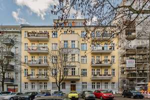 Bezugsfreie helle Jugendstilwohnung mit 1 Zimmer, Wohnküche und begehbarem Kleiderschrank