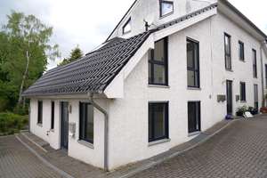 * Freundlich heller Wohnkomfort auf 3 Ebenen * - Reihenendhaus mit Gartenanteil in Burgdorf – Die vollständige Adresse der Immobilie erhältst du vom Anbieter., 31303 Burgdorf – Vorschaubild 2