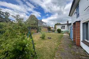 Großes Grundstück mit sanierungsbedürftigem Haus, voll unterkellert, viele Nebengelass